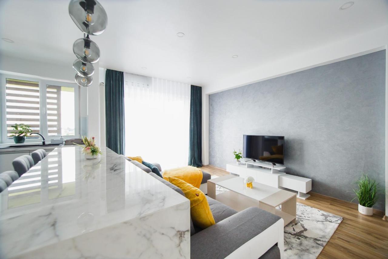 Elegant & Spacious - Central Apartment Орадя Экстерьер фото